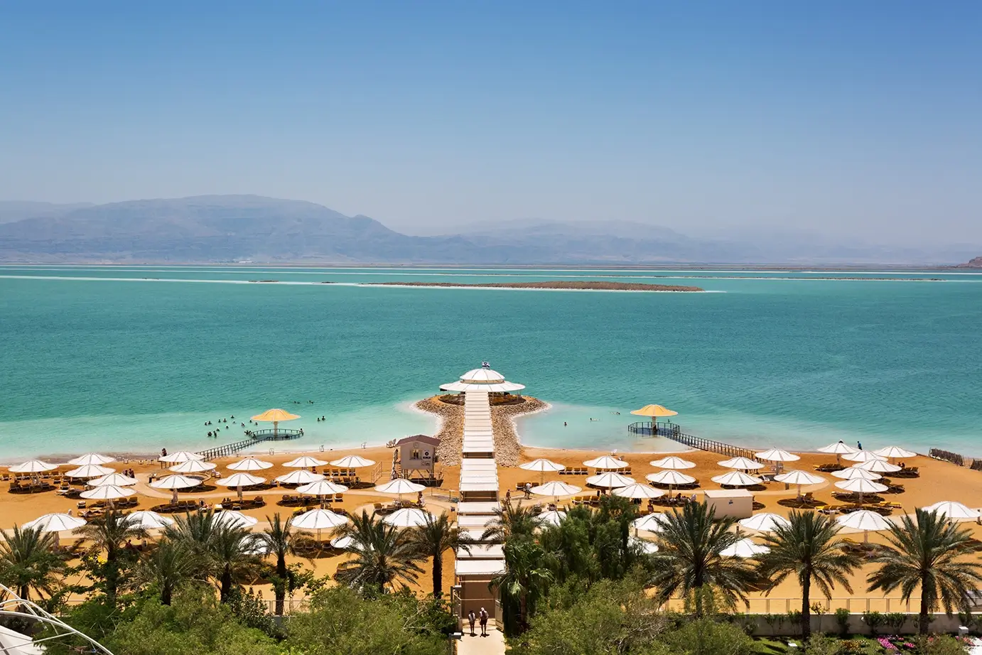 Blick vom Lot Spa Hotel auf den Strand und das Tote Meer